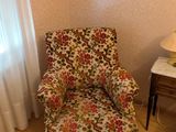 une chaise et une lampe dans une petite pièce