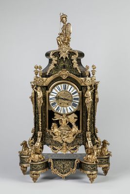 une horloge posée sur une table