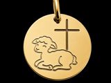 un pendentif en or orné d'un agneau et d'une croix