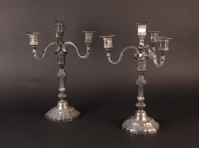 Paire de grands candélabres à trois bras de lumières en bron…