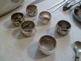 beaucoup de cuillères en argent et de cuillères sur la table