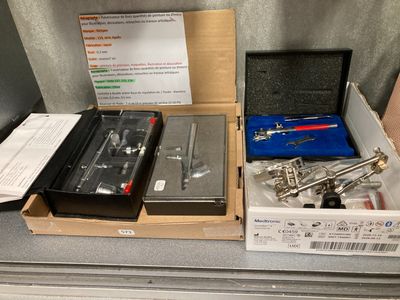 un grand nombre d'outils qui se trouvent dans une boîte