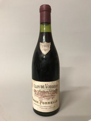 une bouteille de vin posée sur une table
