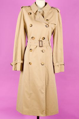 un trench-coat beige sur un mannequin, un mannequin, un mannequin, un mannequin, un mannequin, un mannequin, un mannequin, un mannequin, un manne