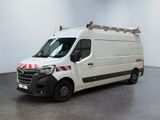 une camionnette blanche avec une bande rouge et blanche sur le côté