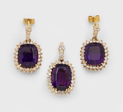 une paire de boucles d'oreilles en améthorate et diamants