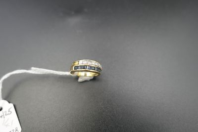 un gros plan d'une bague suspendue à un fil, avec une étiquette de prix