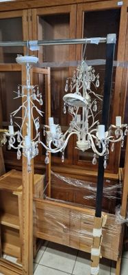 une vitrine contenant un lustre