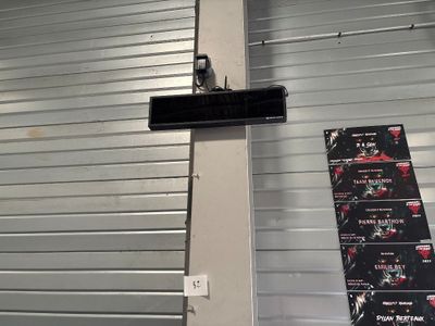 une enseigne accrochée sur le mur d'un immeuble