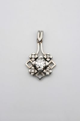 un pendentif en or blanc orné d'un diamant serti au centre