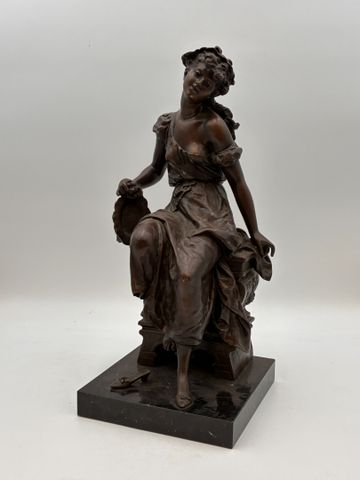 Sculpture en bronze à patine médaille « jeune femme ». Socle marb...