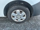 une voiture blanche avec un pneu crevé sur la route