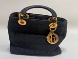 Sac Chanel noir matelassé avec finitions dorées