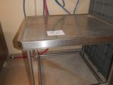 une table en métal avec une cage métallique en dessous