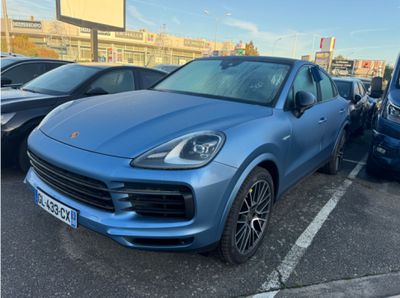 Une Porsche Cayenne S dans un parking, avec d'autres voitures en arrière-plan
