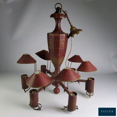 une photo d'un lustre fabriqué à partir de vieilles lampes