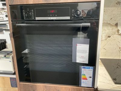 un four encastré dans le mur de la cuisine