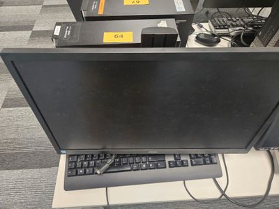 un ordinateur portable posé sur un bureau dans une pièce