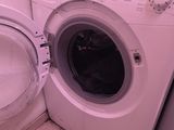 un lave-linge et un sèche-linge dans le coin d'une pièce