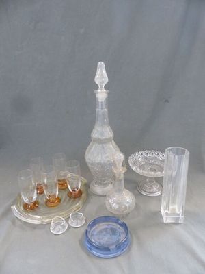 un grand nombre d'objets en verre posés sur une table