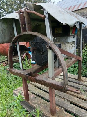une vieille machine posée sur une palette dans l'herbe