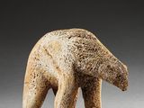 une petite statue représentant un ours debout sur ses pattes arrière