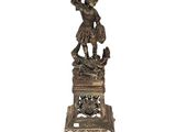 une image représentant une statue en bronze d'un homme avec un oiseau sur l'épaule