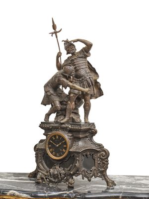 PENDULE AUX SOLDATS ROMAINS en régule patinée et marbre noir…
