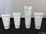 Les produits de soin Phytomer sont présentés sur une table