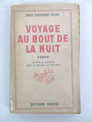 un vieux livre posé sur une table blanche, avec une couverture rouge et rose