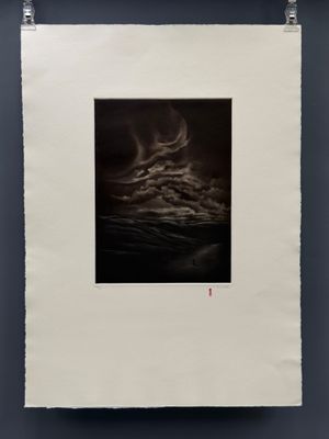 l'image d'une photographie en noir et blanc accrochée à un mur
