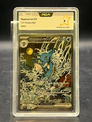 La carte Pokémon se trouve dans un étui en plastique transparent posé sur une table.