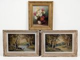trois tableaux représentant des fleurs dans un vase, posés sur une surface blanche