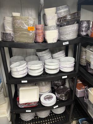 de nombreuses assiettes et bols sur les étagères du magasin