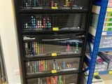 une photo d'une vitrine remplie d'une multitude de stylos de toutes sortes