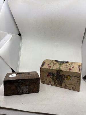 une petite boîte en bois posée sur une table, à côté d'un fond blanc