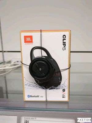 une photo d'une boîte de casques exposée dans un magasin