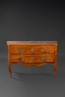 Commode de port en merisier à façade galbé ouvrant par deux …