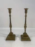 Paire de chandeliers en bronze à pied balustre. (photo 2)