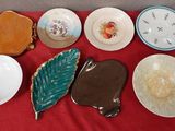 de nombreuses assiettes et bols posés sur une nappe rouge