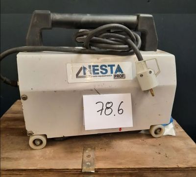 un gros plan d'une machine posée sur une table en bois, avec une étiquette de prix