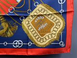 une écharpe bleue et rouge ornée d'un motif doré