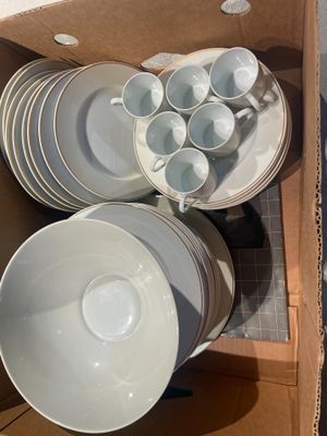 une boîte contenant tout un tas d'assiettes et de bols