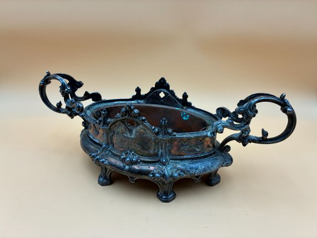 Petite jardinière en métal argenté de style rocaille L : 37