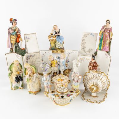 un grand nombre de figurines posées sur une table