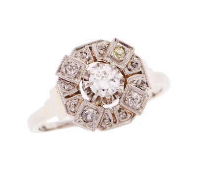 gros plan d'une bague en diamant sur fond blanc