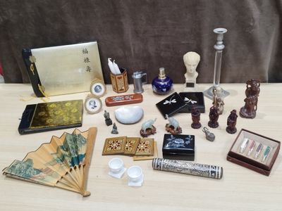 une table sur laquelle se trouvent de nombreux objets différents