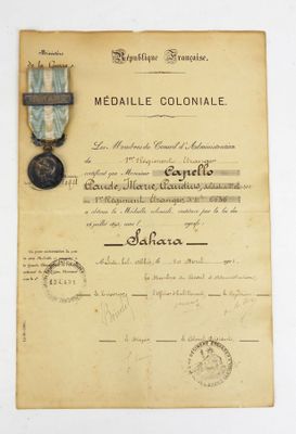 un vieux document orné d'une médaille, posé sur une table