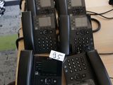 beaucoup de téléphones posés sur un bureau