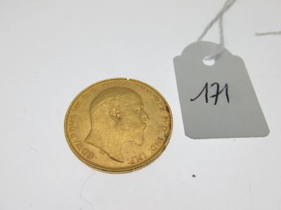 gros plan d'une pièce d'or portant une étiquette de prix